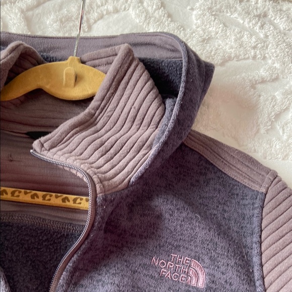 The North Face Gray Utility Jacket with Hood and Fitted Silhouette - Picture 4 of 7